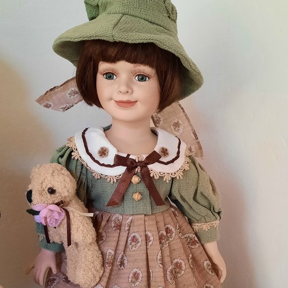 Duck House Doll, “Diana”. Like New in box. Certificate of Authenticity. - Picture 3 of 7